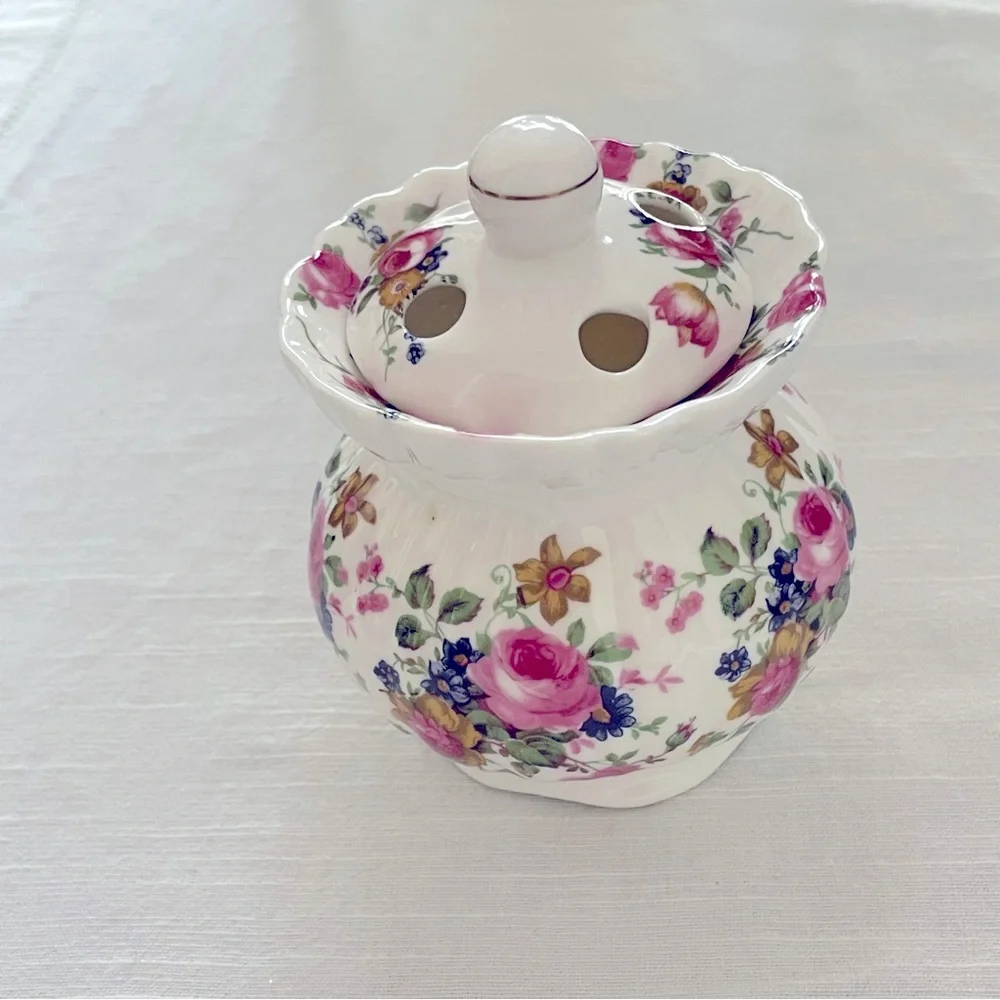 Rare Vintage~ DALIN~Fine Bone China/Porcelain Scallop Trinket Box/ Dish